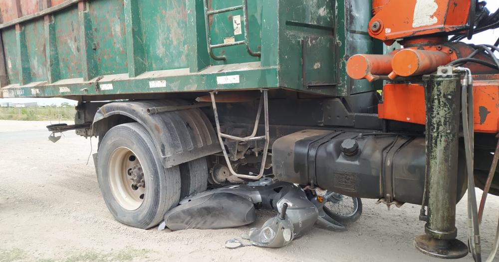 Una motociclista chocoacute contra un camioacuten y se salvoacute de milagro