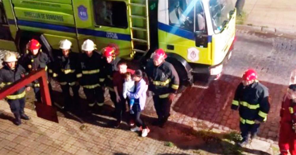 La Plata- olvidaron a un nene de dos antildeos en un jardiacuten y llamaron a los bomberos