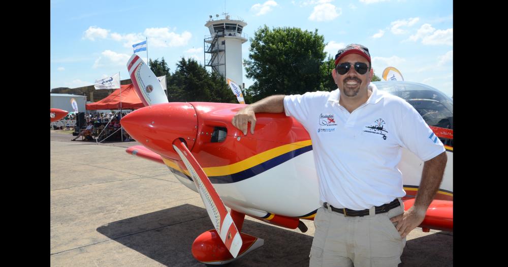 El marplatense Roberto Buonocore con la aeronave que fabricó él mismo