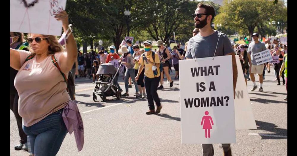 Matt Walsh protagonista del documental What is a woman en una marcha