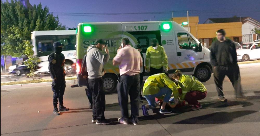 Adolescente herido tras impactar con una camioneta en un semaacuteforo