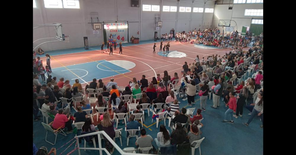 El CEF Nordm 44 festejoacute sus 38 antildeos con un encuentro de gimnasia riacutetmica y aeroacutebica