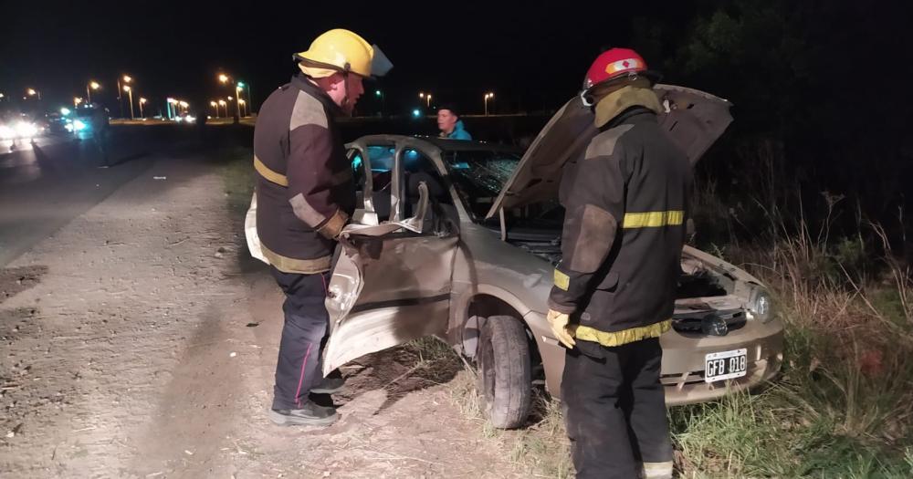 Perdioacute el control en la ruta y chocoacute contra un aacuterbol- un herido de gravedad