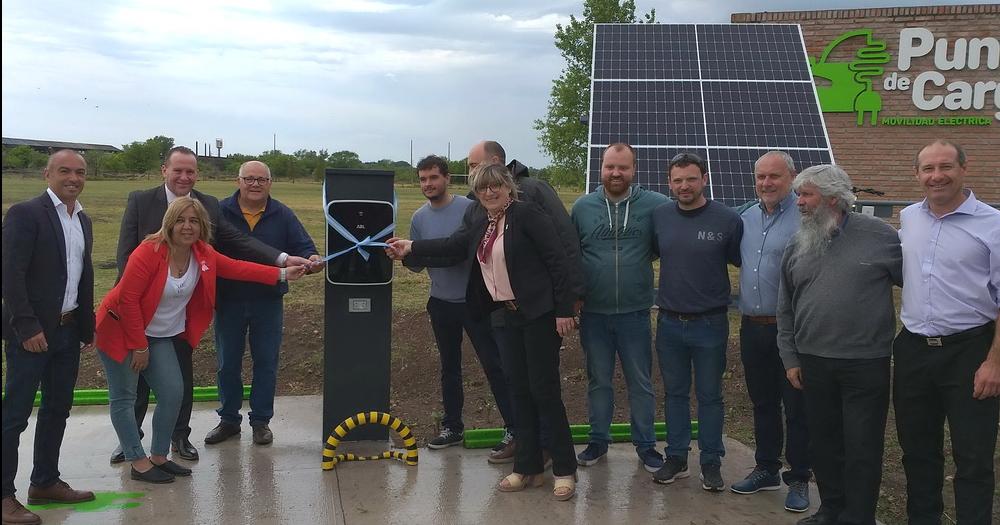 La FIO inauguroacute el primer punto de carga para vehiacuteculos eleacutectricos de la ciudad