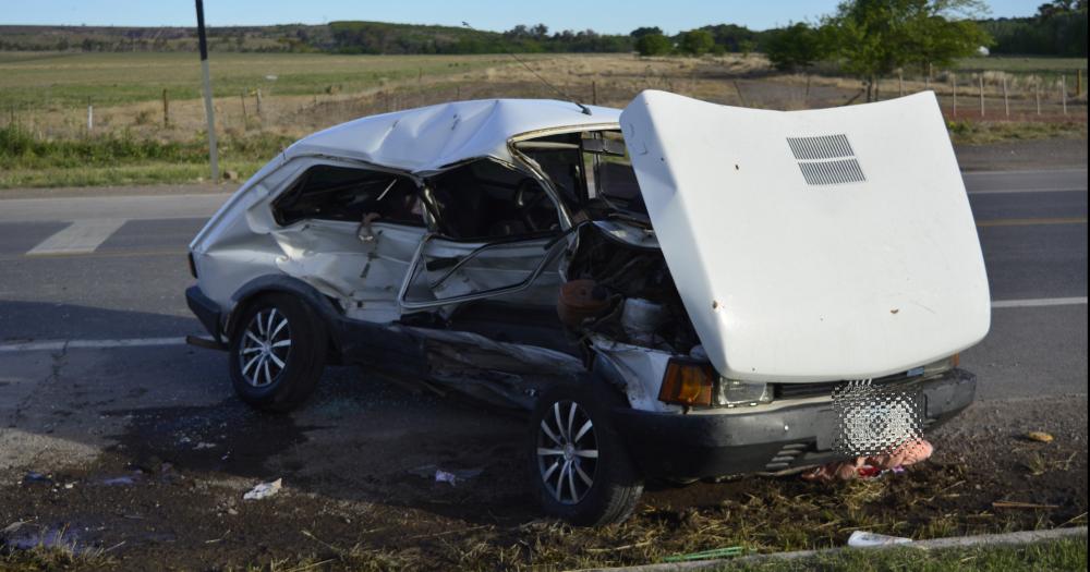 Las tres personas que iban en el auto resultaron heridas