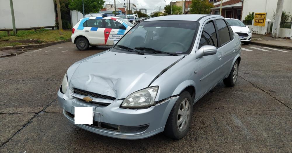 Fuerte impacto entre dos autos en Mariano Moreno