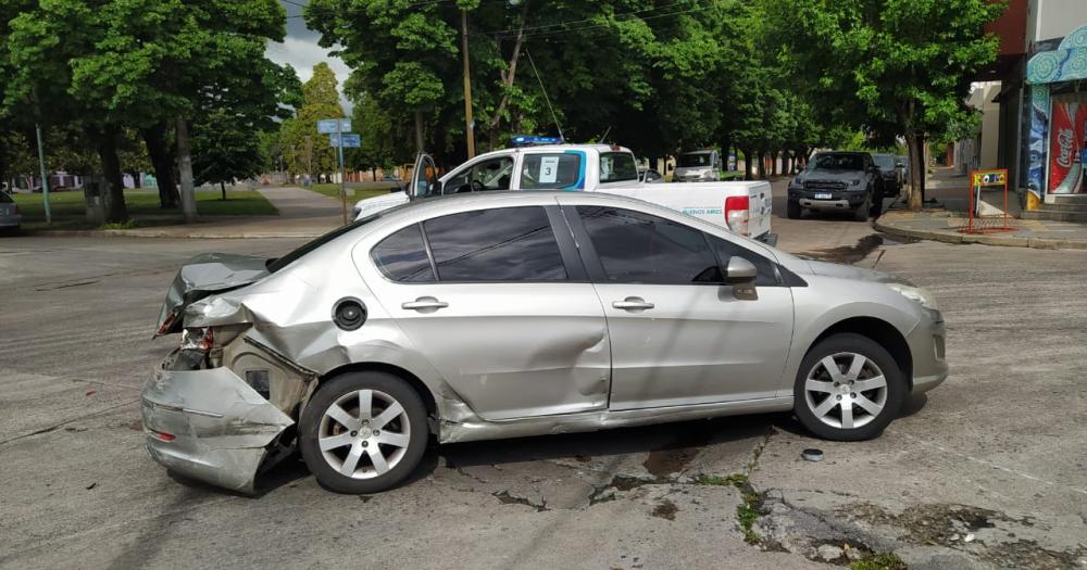 Una camioneta perdioacute el control e impactoacute contra un auto estacionado