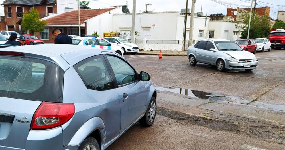 Fuerte impacto entre dos autos en Mariano Moreno