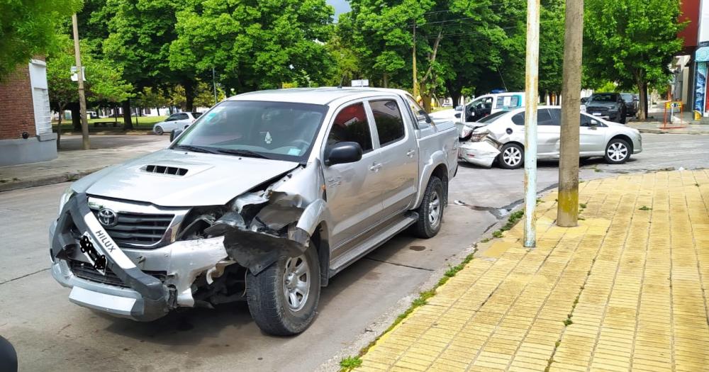 Una camioneta perdioacute el control e impactoacute contra un auto estacionado