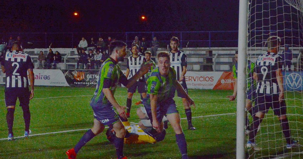 Bruno Di Bello ya definió y celebra su gol