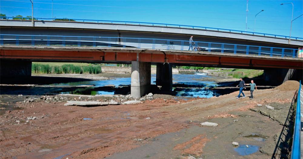 Producto del tiempo se produce la deposición de barros crecimientos de juncos y plantas suciedad y residuos urbanos