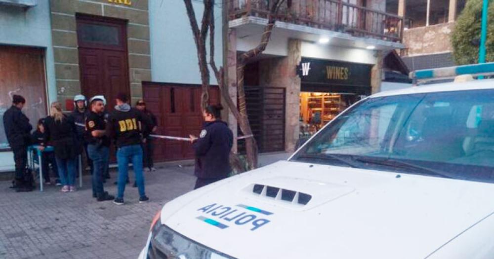 La Policía en el domicilio donde ocurrió el crimen y el suicidio del hombre