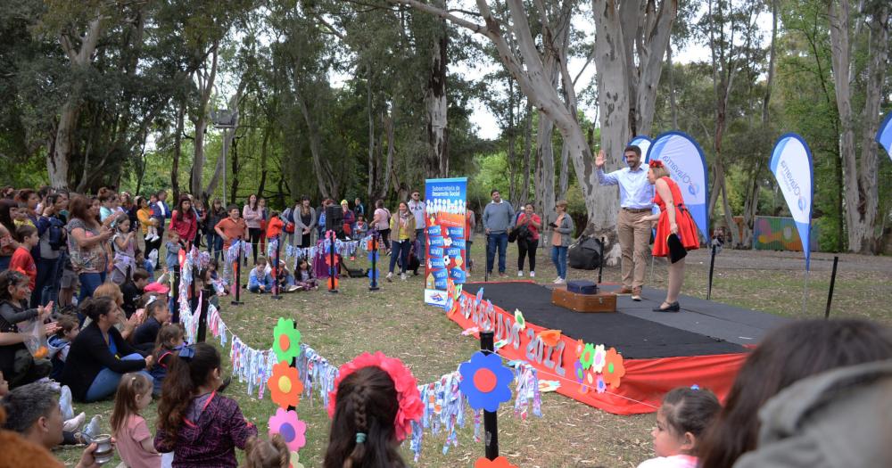 Los Jardines Maternales Municipales presentaron sus distintivos en el Parque Helios Eseverri