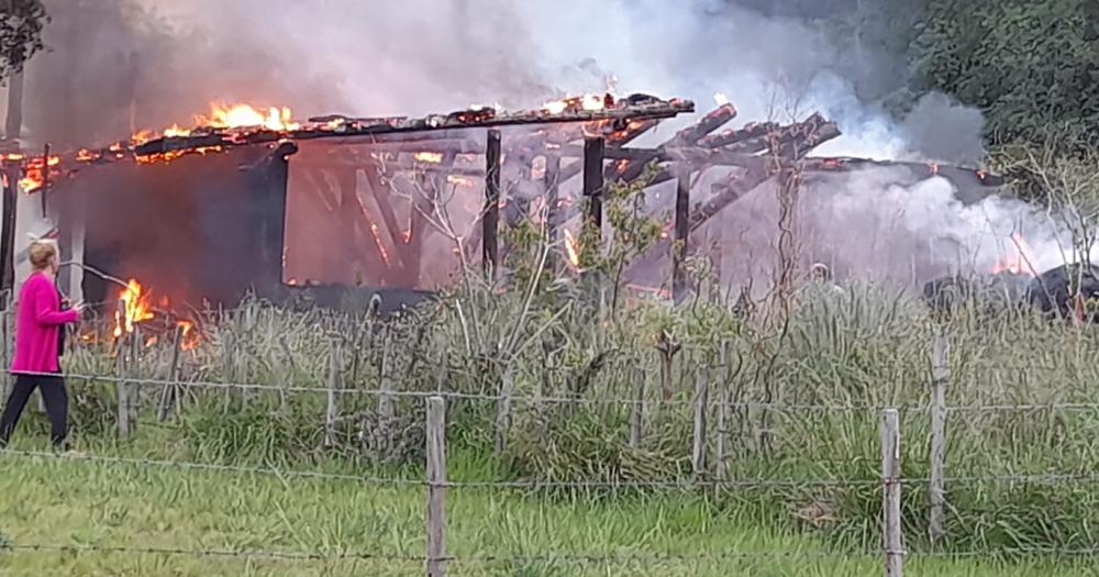 Incendio en Rivadavia Sur- llamas de maacutes de tres metros