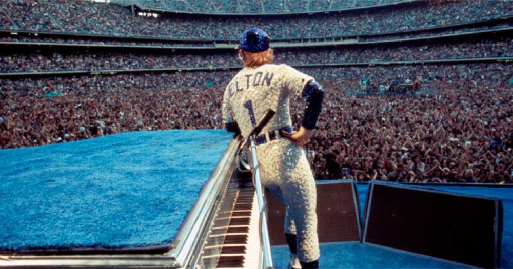 1975 Elton John vestido de jugador de béisbol en el Dodger Stadium