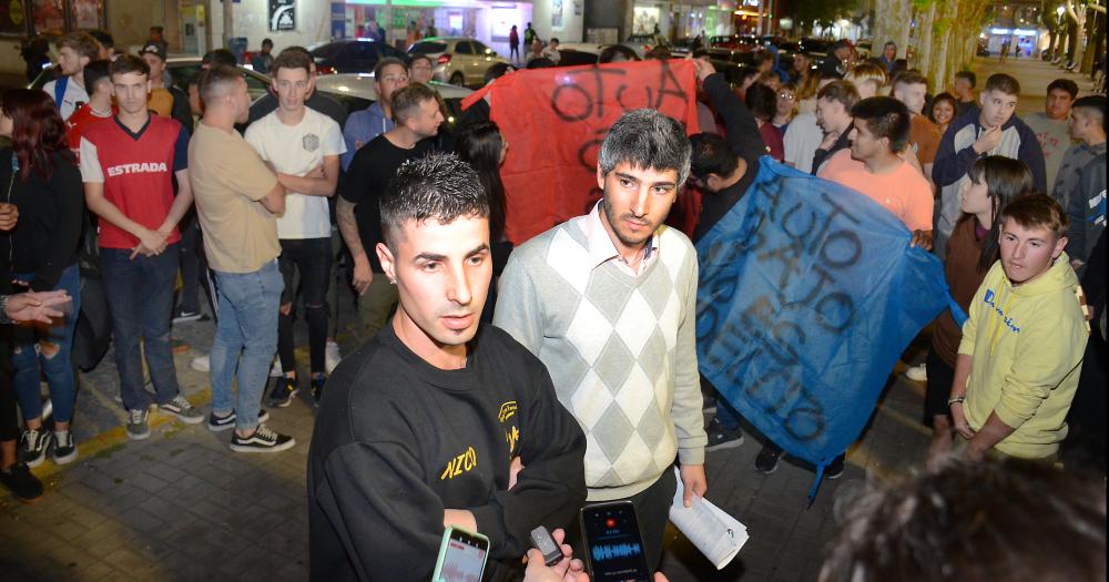 Autos Bajos- Sentildeor Mario Busto deje de perseguir a los chicos