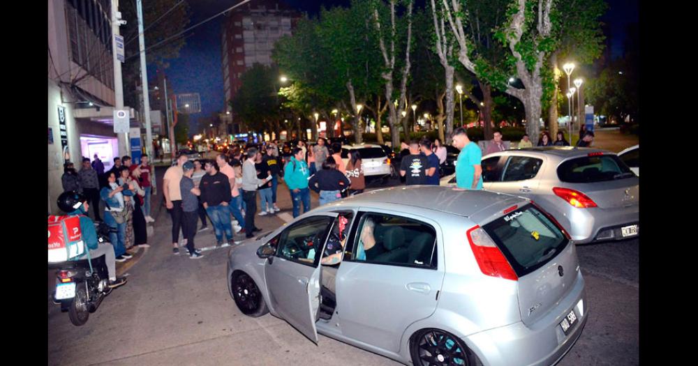 Los autos bajos eje de una polémica local