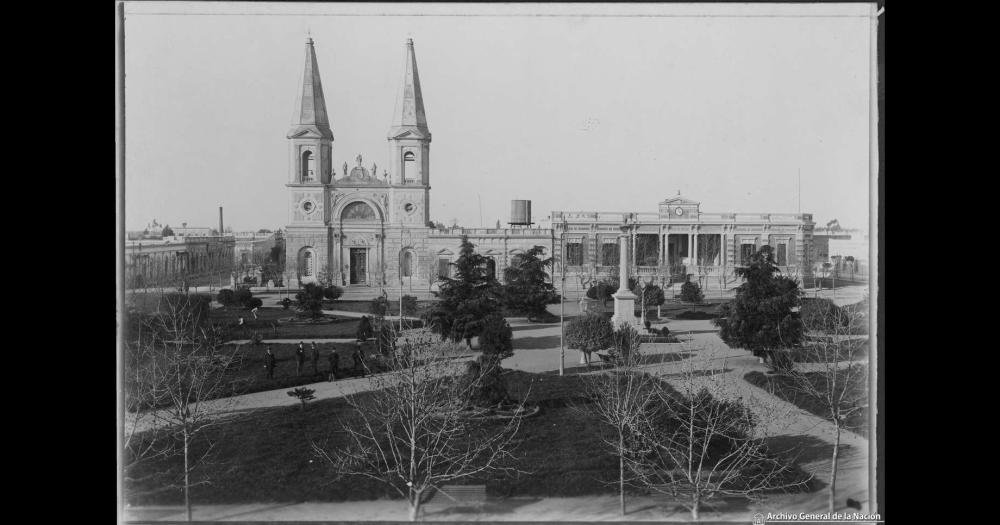 Una de las vistas m�s antiguas de que se tenga registro de la plaza Coronel Olavarría Al centro la casa parroquial A la derecha la antigua Municipalidad (Archivo General de la Nación  Colección Marcos Rodríguez)