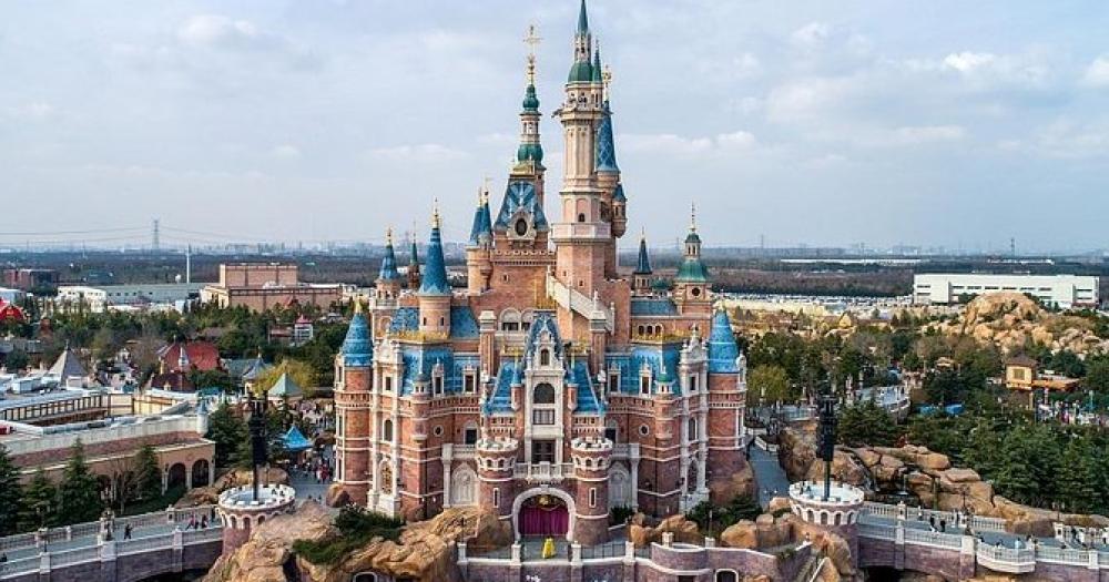 China- turistas encerrados en Disney de Shangai por brote de Covid