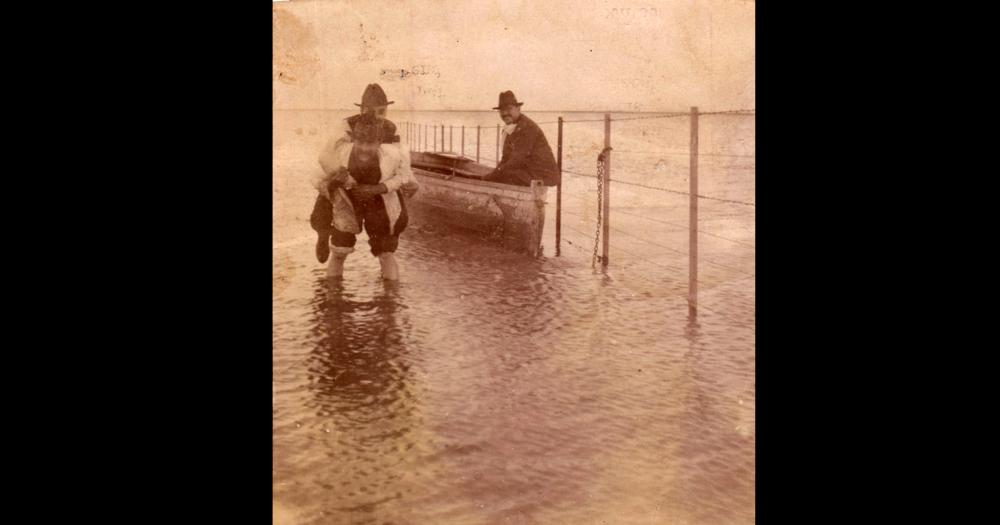 Un grupo de tres excursionistas en la laguna Blanca Grande (ubicada a 75 kilómetros de la Olavarría) durante una visita realizada el 1 de mayo de 1920 (Fotografía registrada por Virgilio Edmundo Pérez Sagasti  Colección Darío Tacco)