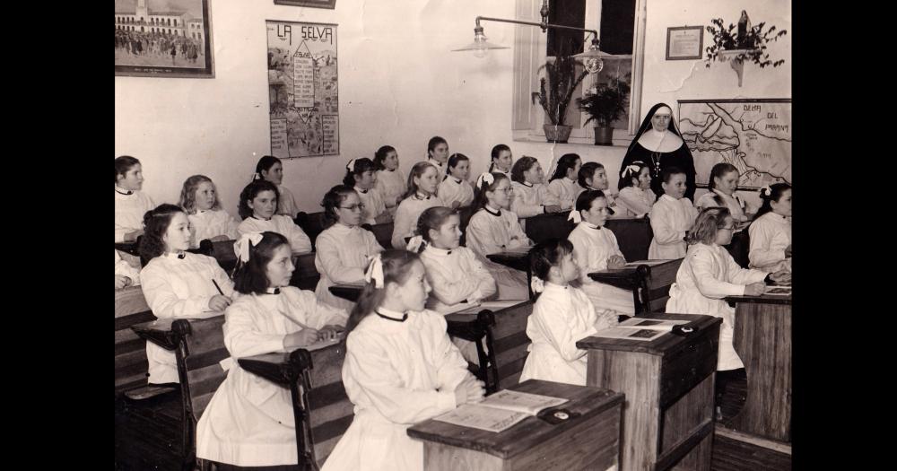 Una imagen en la década de 1940 de una clase de un grado del nivel primario del Colegio Santa Teresa de la localidad de Colonia Hinojo fundado el 26 de marzo de 1901 por las Misioneras Siervas del Espíritu Santo