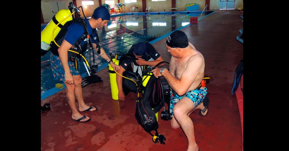 Las pr�cticas en rescate acu�tico de los bomberos se realizan en el Polideportivo