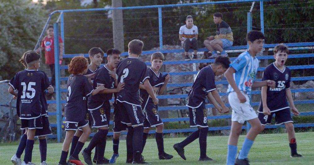 Racing ganó en el primer turno ante Ferro