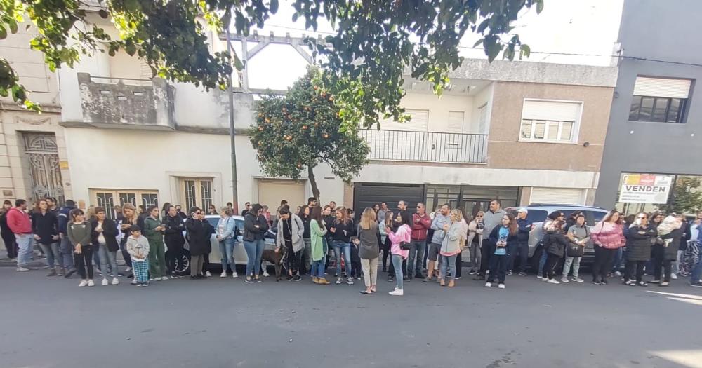 Padres se movilizaron contra una Escuela Catoacutelica en Azul por situaciones de violencia