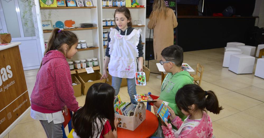 El primer diacutea del Festival del Libro fue dedicado el aacutembito educativo