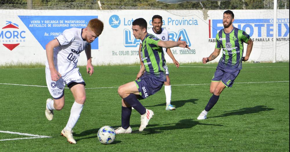 Racing le ganó a Embajadores como visitante