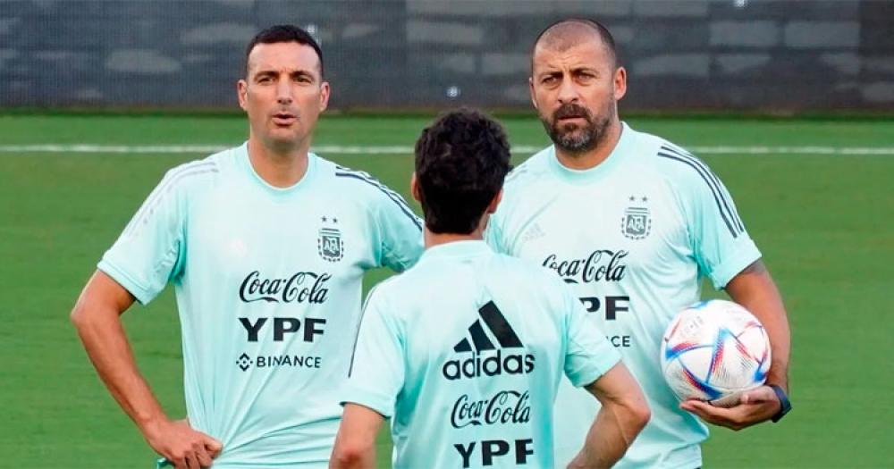 Scaloni y su cuerpo técnico parten hacia Qatar junto a la delegación argentina