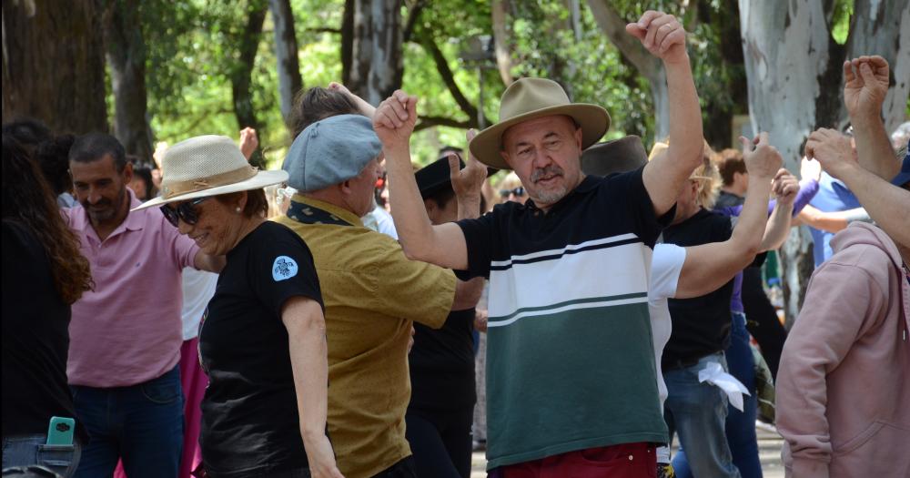 En un diacutea a puro sol muacutesica y baile finalizoacute el tradicional Un Aplauso al Asador