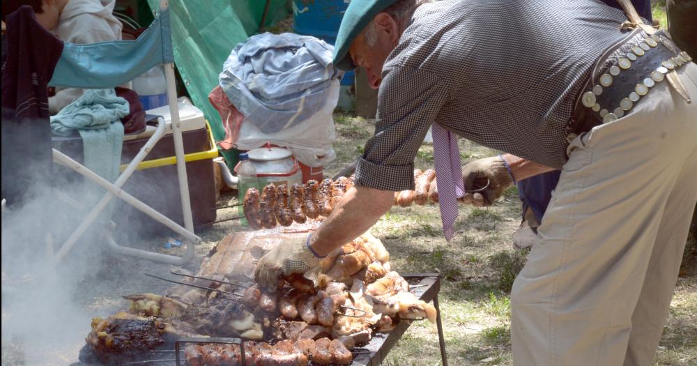 En un diacutea a puro sol muacutesica y baile finalizoacute el tradicional Un Aplauso al Asador