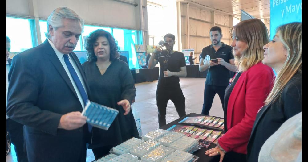 En el acto de los 20 años del Programa Remediar el Presidente visitó el stand de Adriana Capuano