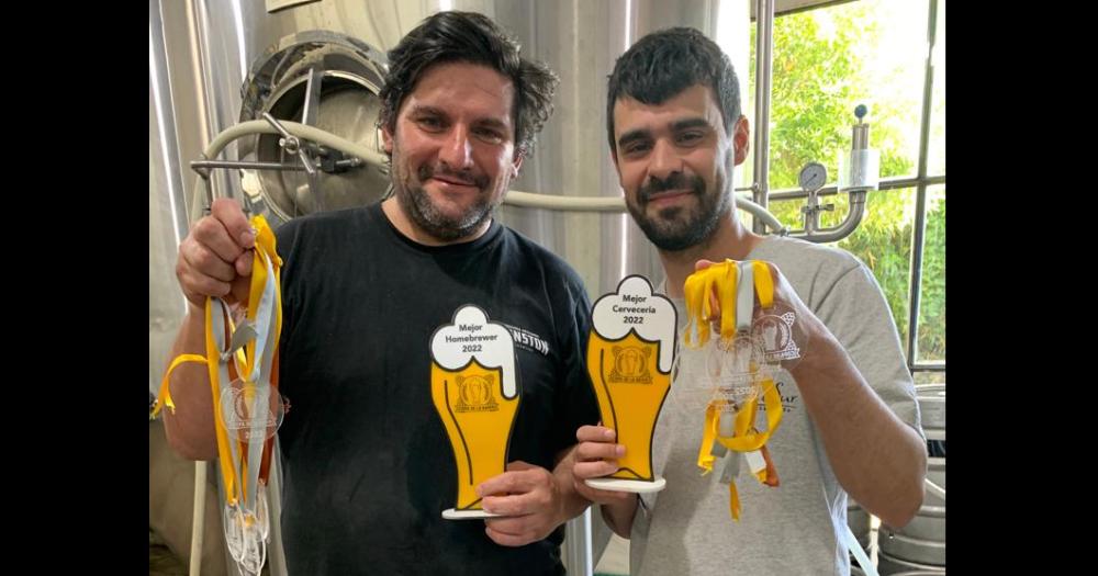 El homebrewer Javier Pérez y Nacho Ramos de Sur del sur posaron junto a sus premios