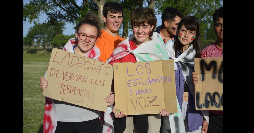 Con bombos cantos y un centenar de personas se realizoacute el banderazo de Industrial