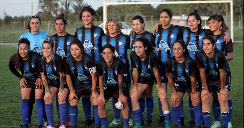 El plantel de Tres Hermanos de Blanca Chica ganador del torneo Clausura