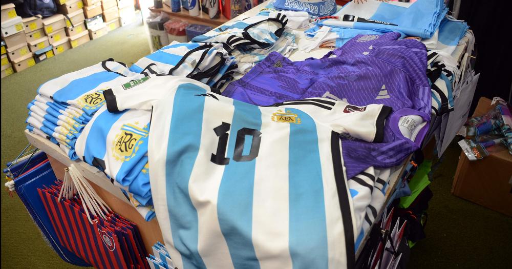 Sin camisetas originales en el mercado para este Mundial no queda maacutes que apostar a las reacuteplicas