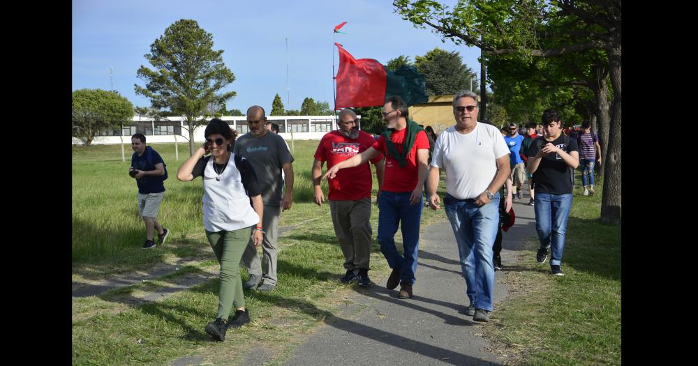 Con bombos cantos y un centenar de personas se realizoacute el banderazo de Industrial