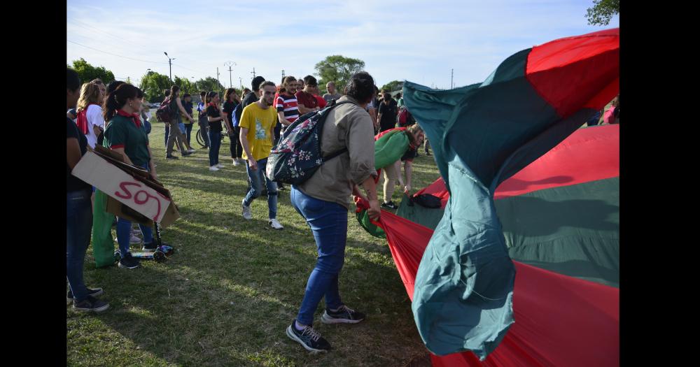 Con bombos cantos y un centenar de personas se realizoacute el banderazo de Industrial