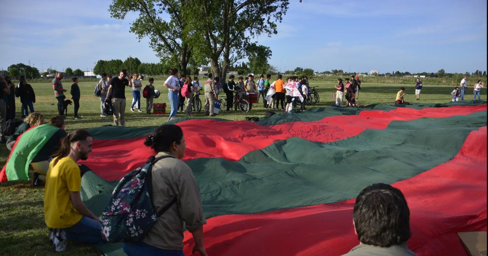 Con bombos cantos y un centenar de personas se realizoacute el banderazo de Industrial