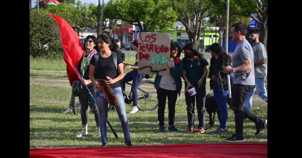 Con bombos cantos y un centenar de personas se realizoacute el banderazo de Industrial