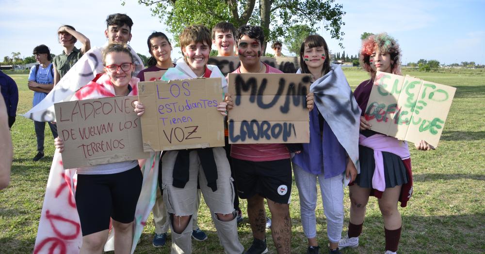 Con bombos cantos y un centenar de personas se realizoacute el banderazo de Industrial