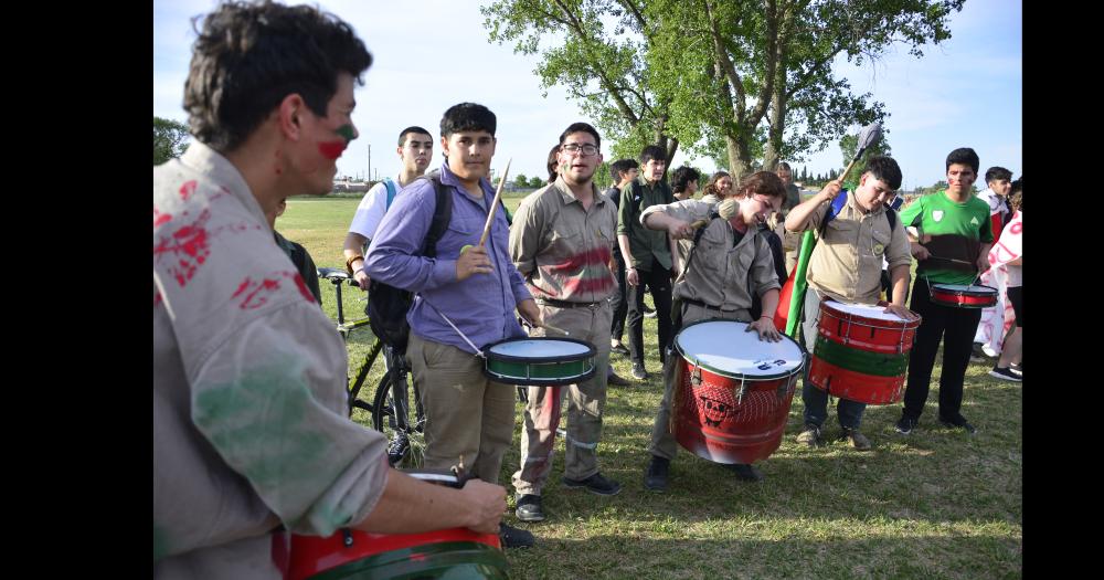 Con bombos cantos y un centenar de personas se realizoacute el banderazo de Industrial