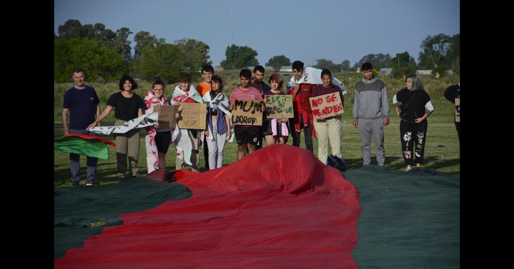 Con bombos cantos y un centenar de personas se realizoacute el banderazo de Industrial