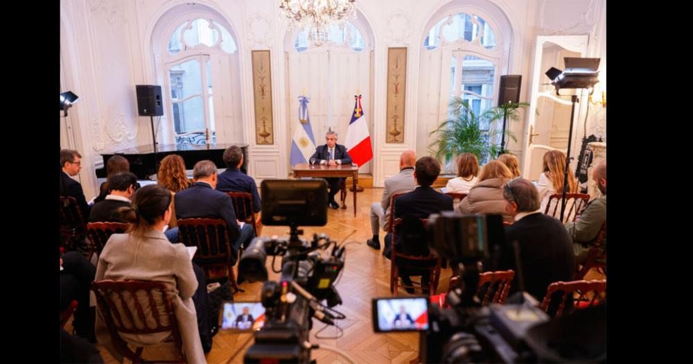 El presidente habla con la prensa argentina en París