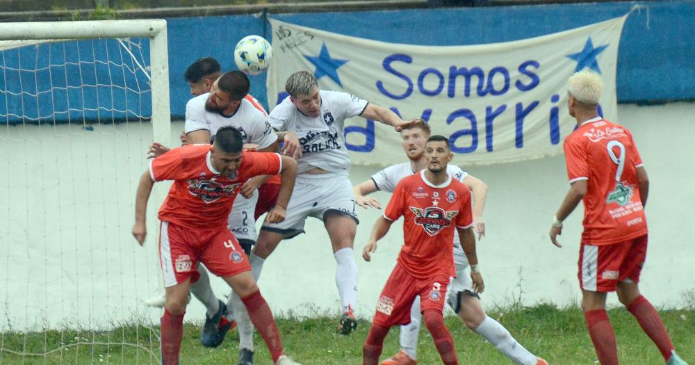 Racing y El Fortín jugaron bajo la lluvia