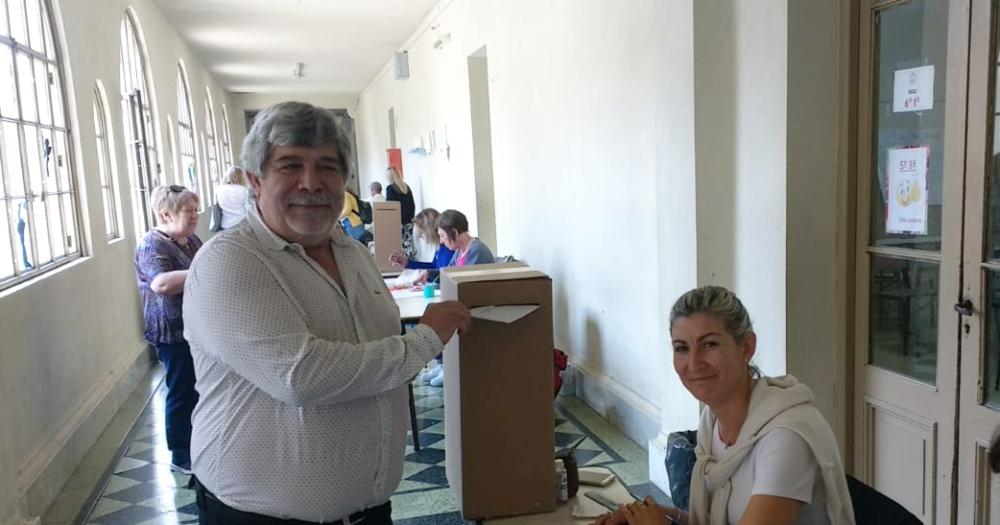 Elecciones UCR- ambos candidatos votaron en la ex Escuela Normal