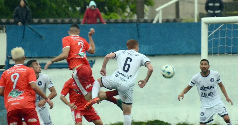 Racing ganoacute bajo la lluvia y se metioacute en los playoffs