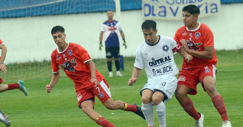 Racing ganoacute bajo la lluvia y se metioacute en los playoffs